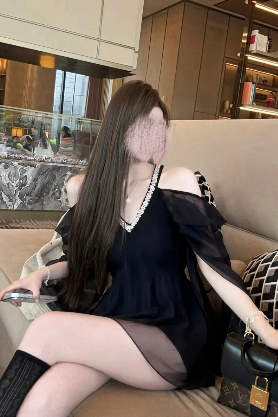 Chiffon V Neck Flare Sleeve Tops
XLY00140